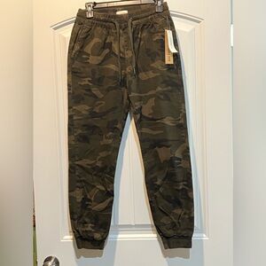 NWT RAG SUPPLY (Francesca’s) women’s camo cuffed ankle pants size small